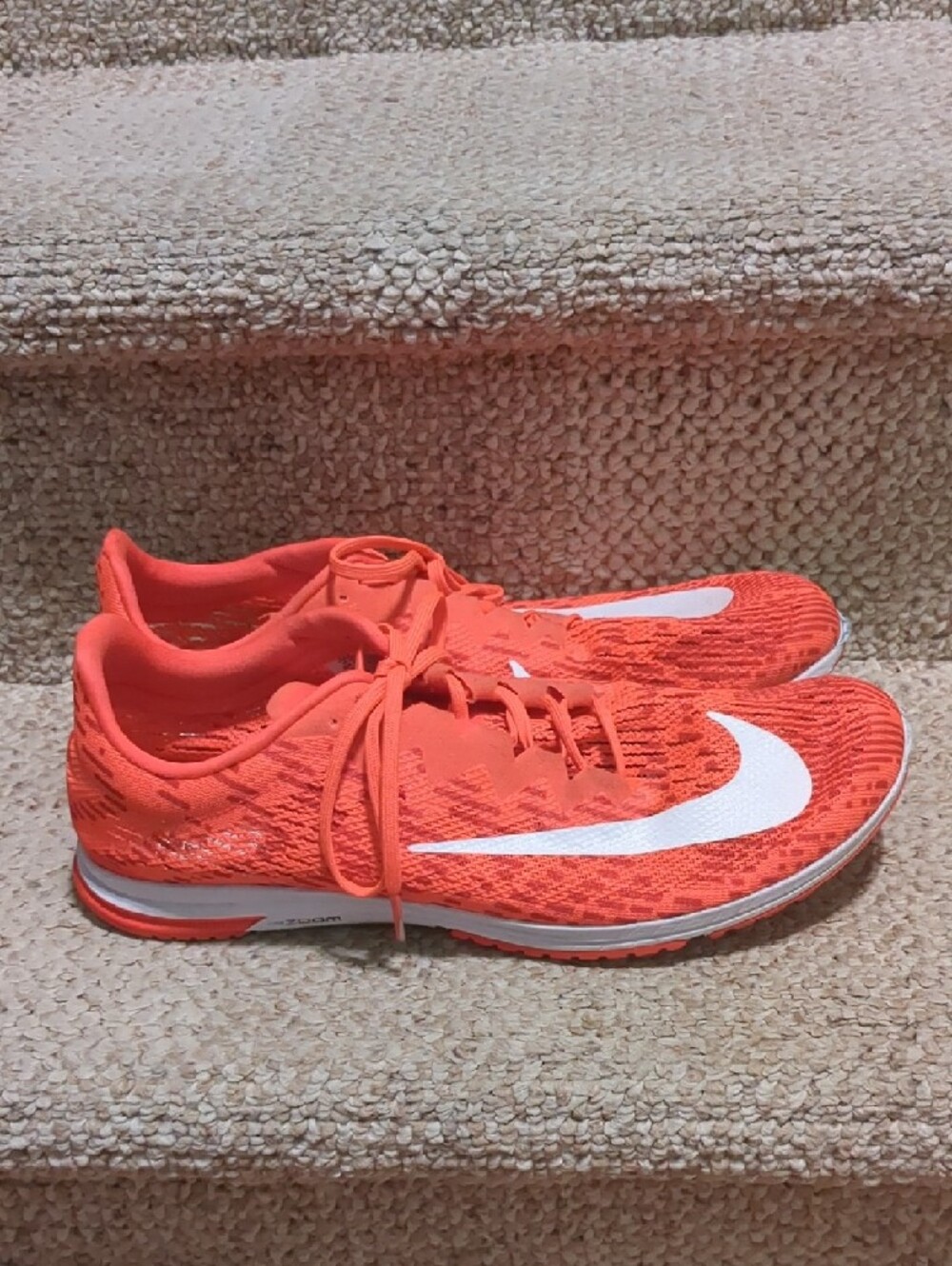 Nike Air Zoom Streak LT 4 running shoes in the vibrant "Laser Crimson" colorway - Picture 4 of 6